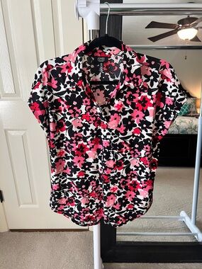 Jones New York Black, White & Pink Floral Short Sleeve Blouse Sz M